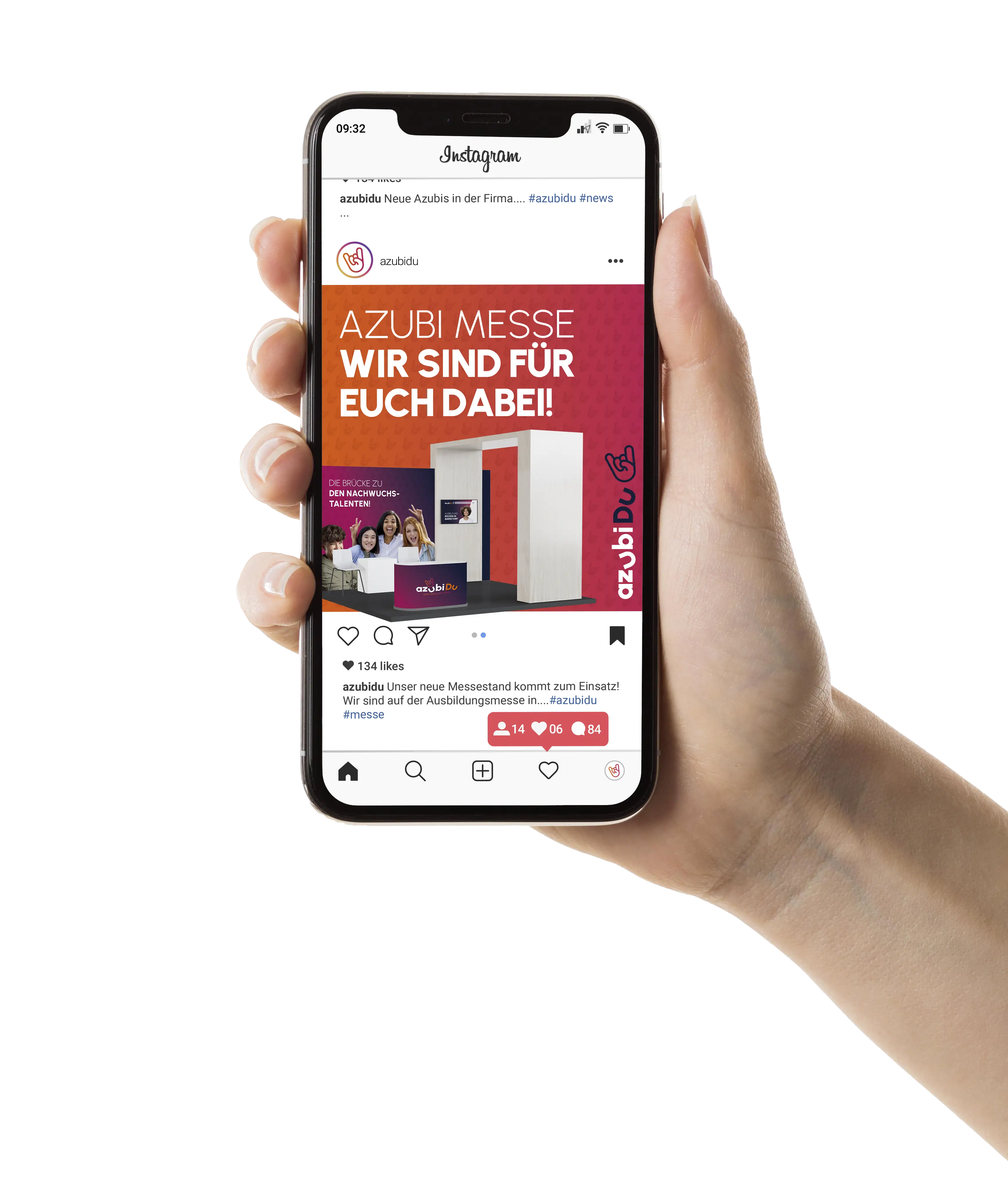 Eine Hand die ein Smartphone hält auf dem die azubiDu Instagram Post zu sehen ist.
