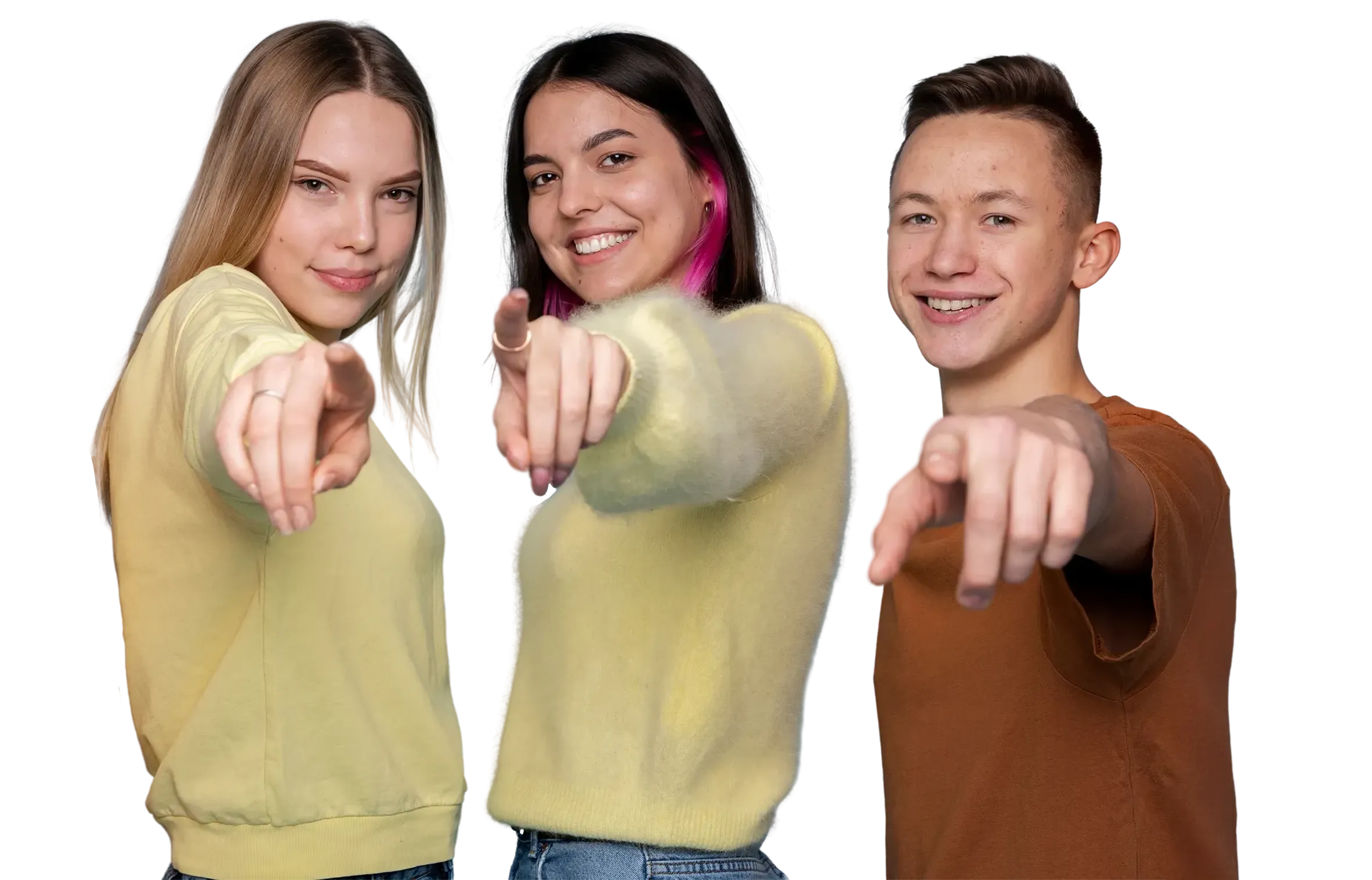 Drei Jugendliche schauen und zeigen mit dem Zeigefinger in die Richtung vom Nutzer.